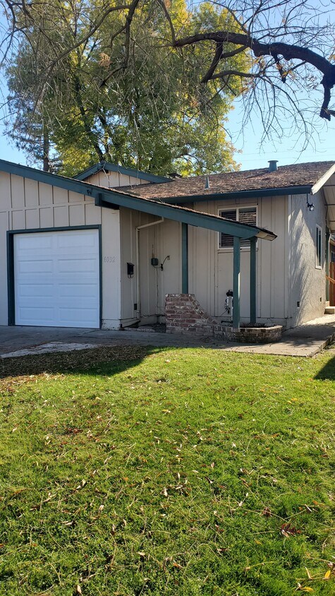 Front view with single car garage - 6032 Rye Way