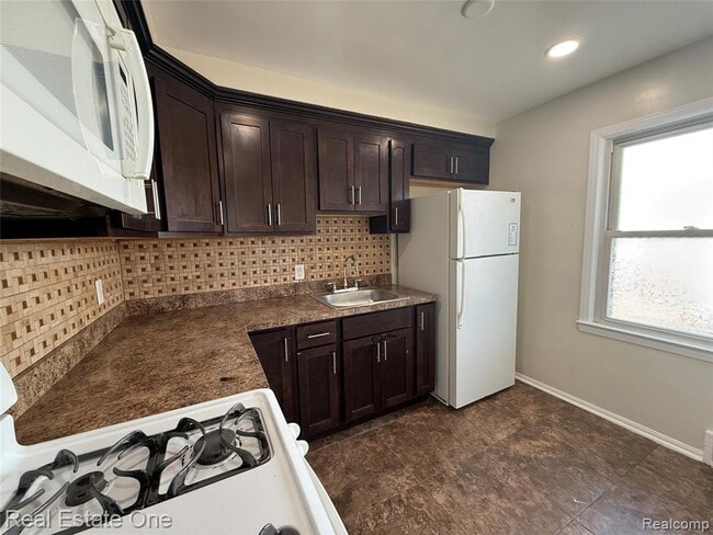 Foto del edificio - 6991 Colonial St