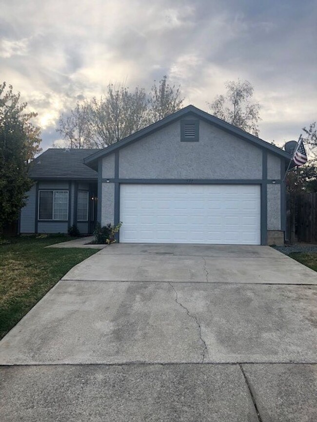 Building Photo - BEAUTIFUL 3 BED 2 BATH HOME OFF OF HILLTOP