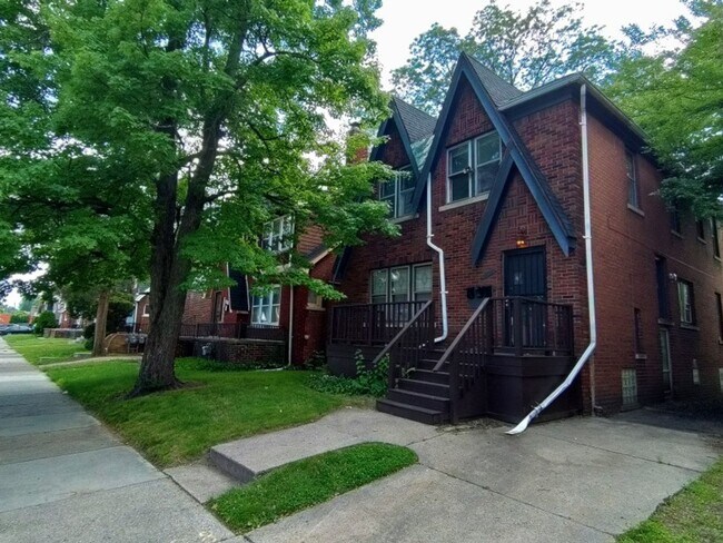 Building Photo - 1 BEDROOM APARTMENT-WATER INCLUDED- MOVE I...