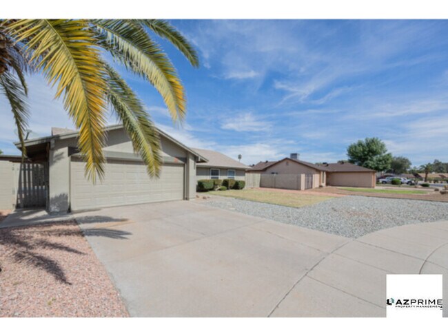 Building Photo - Welcome to this Delightful 3/2 Phoenix House!