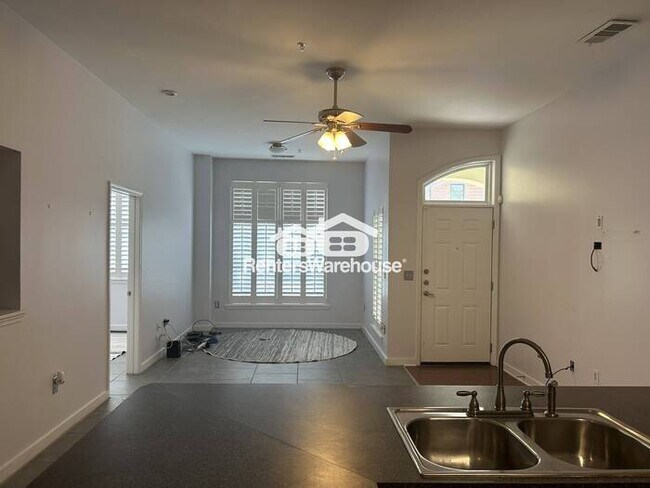 Foto del edificio - Perfectly located 2-bedroom 2 bath Condo
