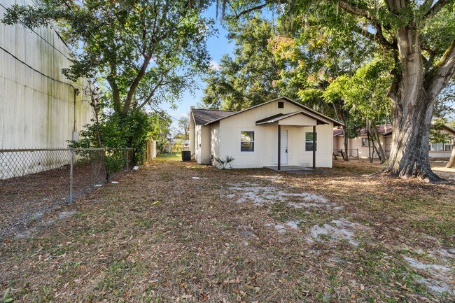 Foto del edificio - 3 bedroom 1 bathroom single family house!