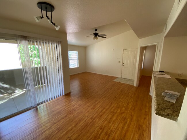 Foto del edificio - 2300 E Silverado Ranch Blvd