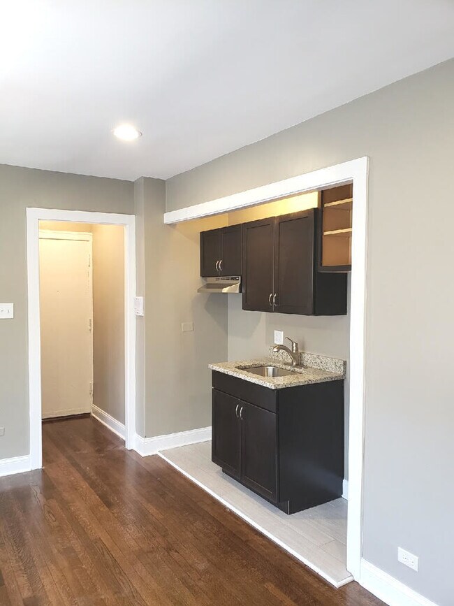 Building Photo - 1064 W Thorndale Ave