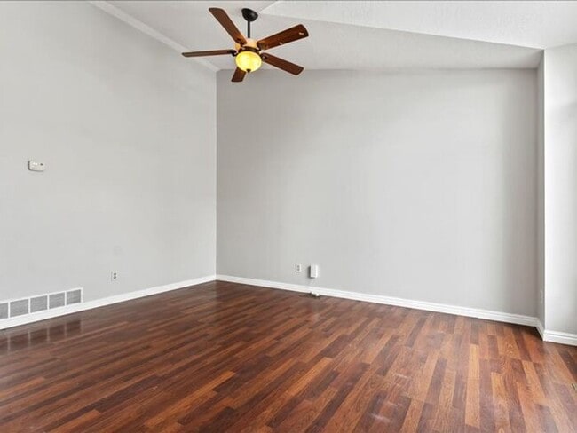 Building Photo - Salt Lake 3 bed 2 bath Family home