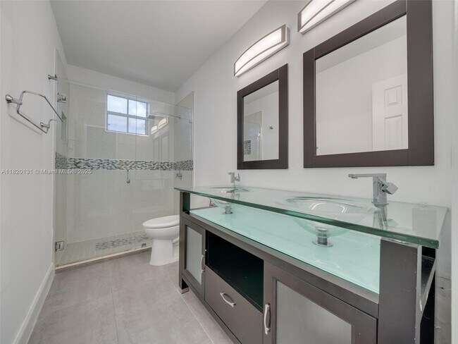 Foto del edificio - 720 Falling Water Rd