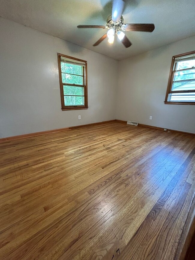Building Photo - Three Bedroom Home!