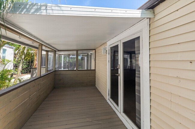 Foto del edificio - Comfortable Island Rental with Outdoor Space, Storage & Flexible Living
