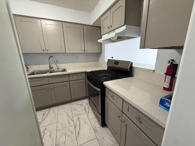 Building Photo - Remodeled Condo in Tustin