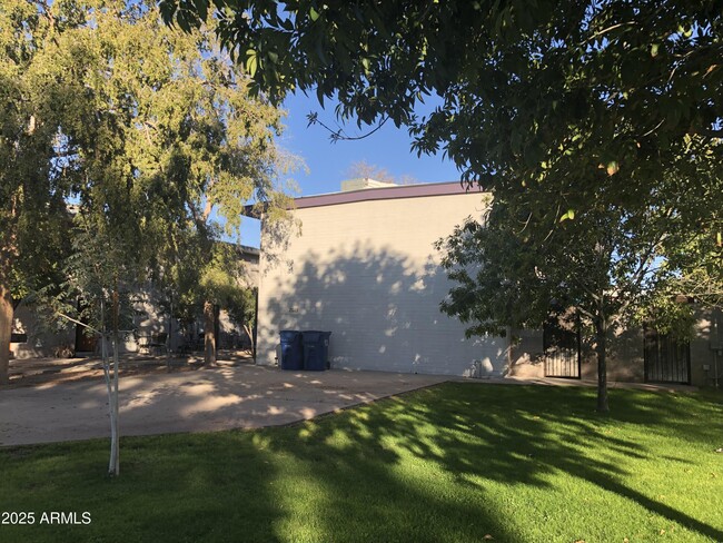 Building Photo - 2015 S Granada Dr