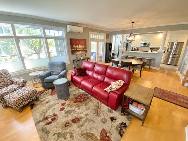 Building Photo - 3 Bedroom Home South Burlington Available ...