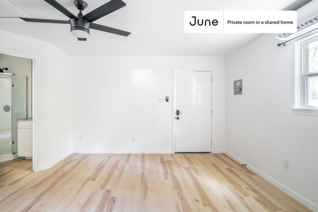 Building Photo - Private bedroom in 6 bed/2 bath Home