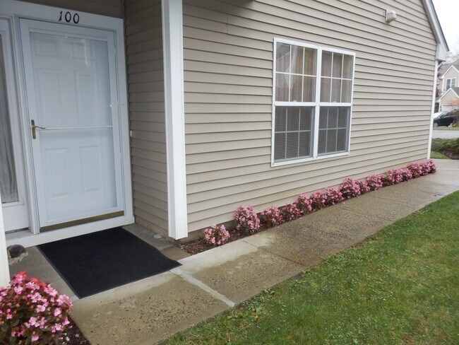 Foto del edificio - 100 Sparrow Ridge Rd