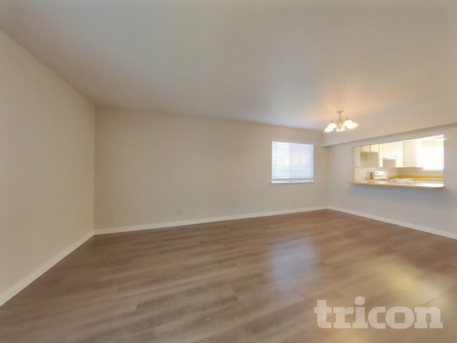 Building Photo - 1630 E Lake Ct