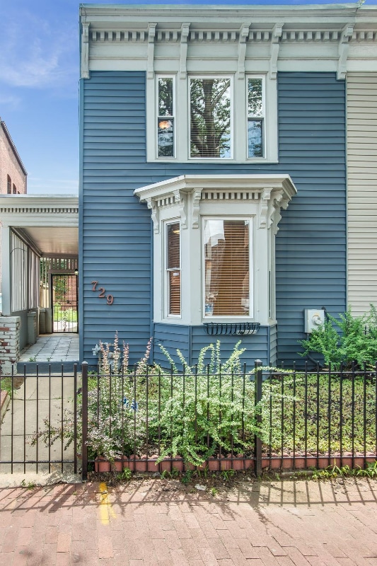 Building Photo - 729 10th St NE
