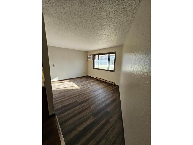 Building Photo - 551 Lakeview Rd