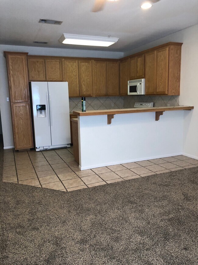 Countertop Eating Area - 2021 S 8th St
