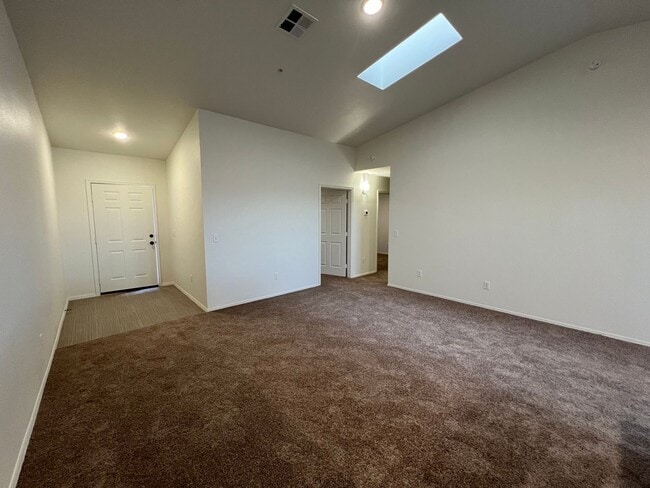 Building Photo - NEWER TOWNHOME!