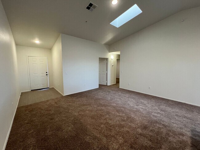 Foto del edificio - NEWER TOWNHOME!