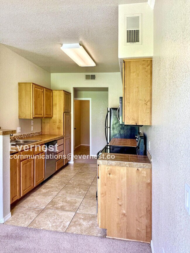 Foto del edificio - 7050 E Sunrise Dr