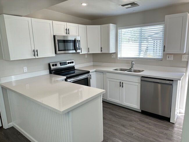 Building Photo - Cute 1 Bedroom Casita Home in North Phoeni...