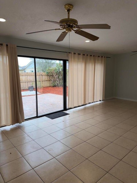Foto del edificio - 9392 Affirmed Ln
