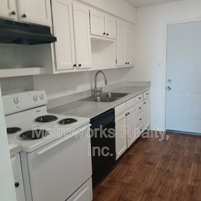 Building Photo - 200 Pine Meadow Dr