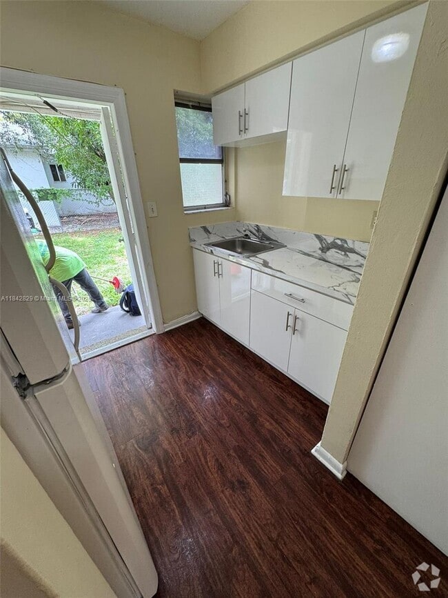 Building Photo - 844 NW 18th Ave