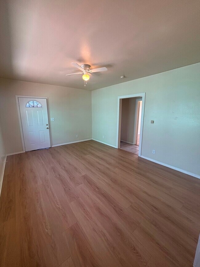 Foto del edificio - 1317 E 110th St