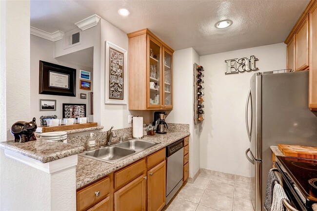 Building Photo - 7160 Shoreline Dr