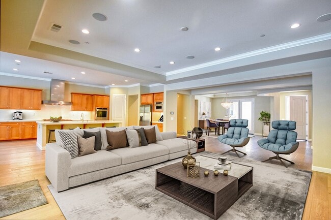 Foto del edificio - 5 Bedroom Resort-Style Estate with Pool, S...