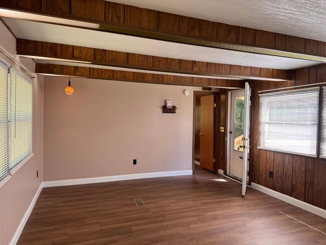 Building Photo - 3 Bed, 1.5 bath mobile home