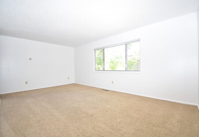 Foto del edificio - Spacious and charming! Conveniently located top floor 2 bedroom apartment.