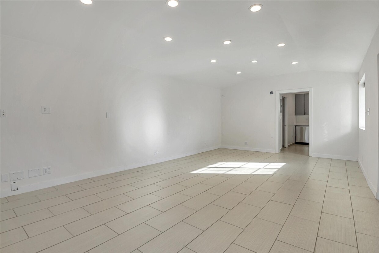 6620 Glade Ave Unit A, Woodland Hills, CA 91303 Apartments in