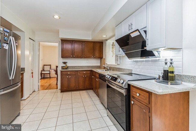 Foto del edificio - IMMACULATE UPDATED COLONIAL IN FOX HILLS.