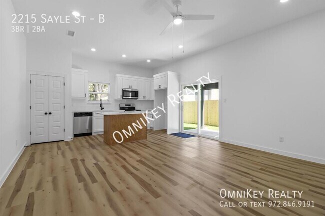 Building Photo - 2215 Sayle St