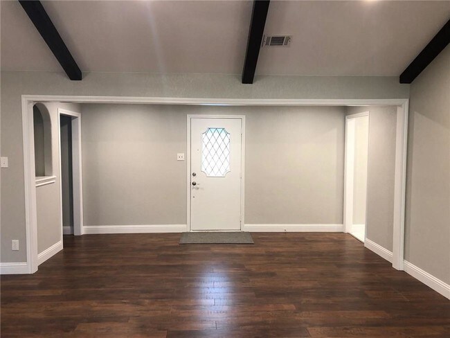 Building Photo - 2708 Meadow Green