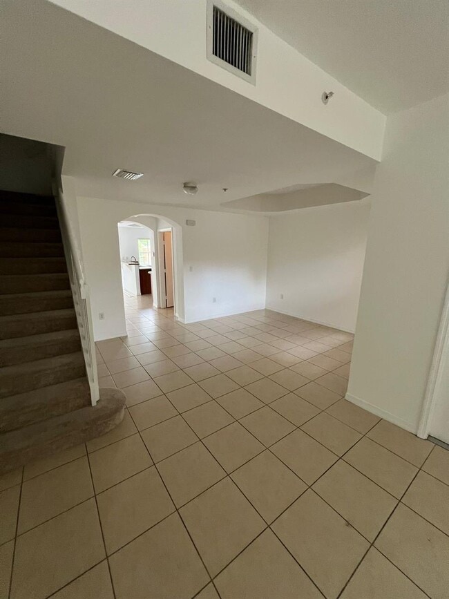 Building Photo - 1005 SW 143rd Ave