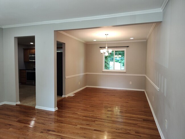 Building Photo - Charming 2 story, 5 bedroom, 3.5 bath home...