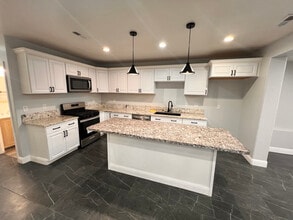 Building Photo - 912 31st St