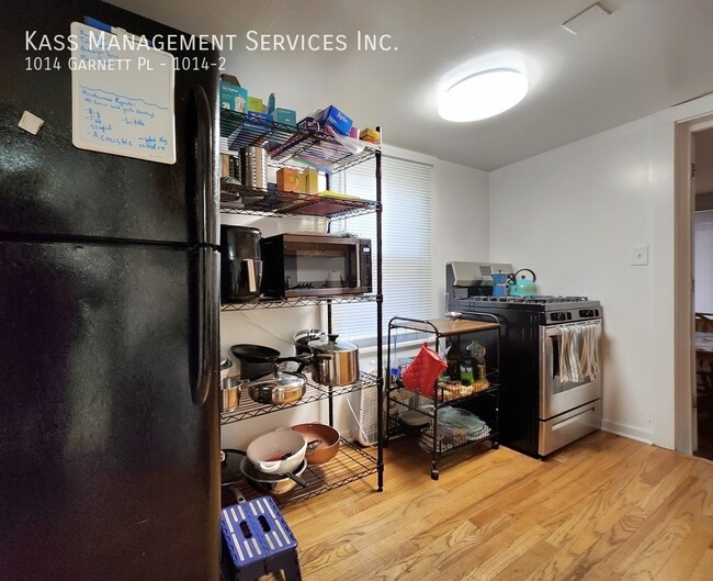 Building Photo - Very Spacious Apartment Near Northwestern ...