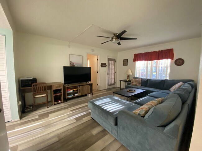 Foto del edificio - 1051 Forrest Nelson Blvd