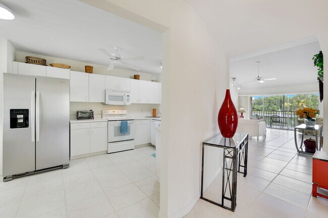 Foto del edificio - Furnished 2BR + Den Condo in Sapphire Lakes – Lake View, Amenities, 60-Day Minimum Stay