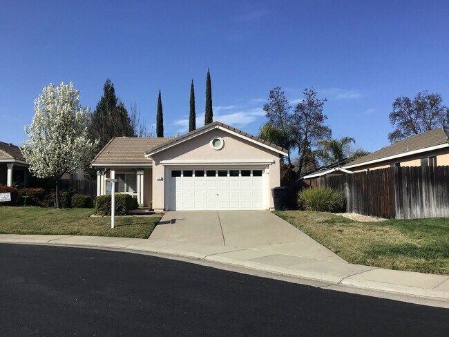 Building Photo - Woodcreek Oaks home - three bedroom
