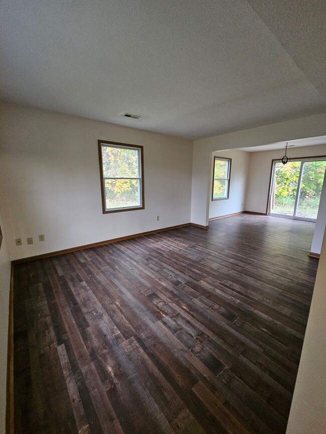 Building Photo - 564 N Park Dr
