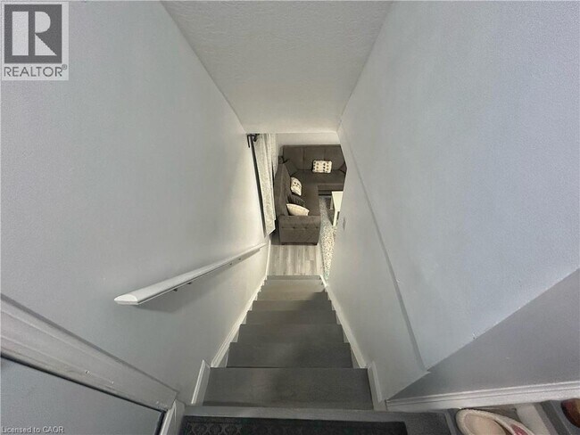 Building Photo - 206A SPRINGFIELD Crescent Unit# Lower