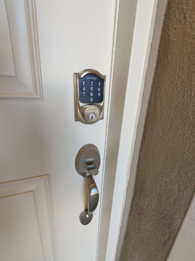 Foto del edificio - Beautiful 3-Bedroom Townhome in Gated Avea Pointe