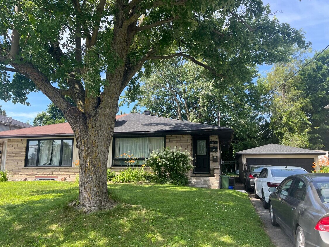 998 Pinecrest Rd, Ottawa, ON K2B 6B5 Townhouse for Rent in Ottawa, ON