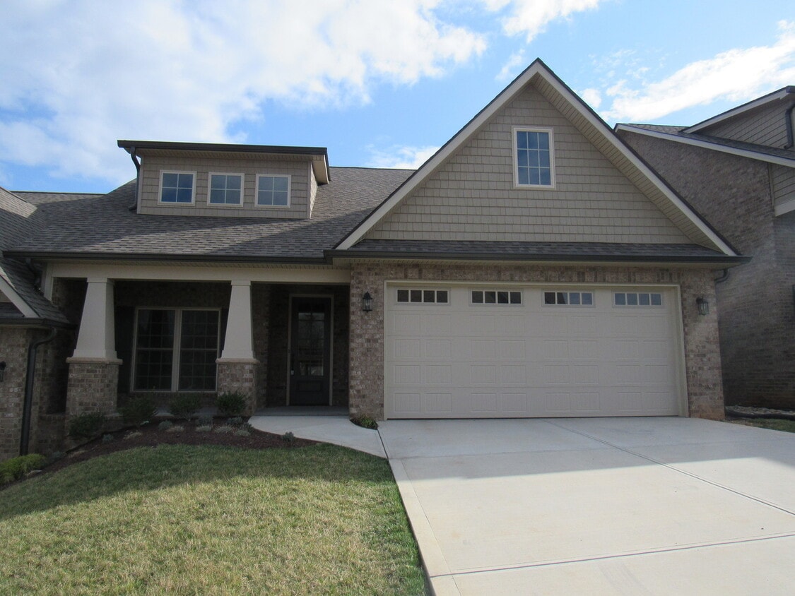 Beautiful 4-Bed, 3-Bath Bungalow in Highly Desirable Farragut! - Beautiful 4-Bed, 3-Bath Bungalow in Highly Desirable Farragut!